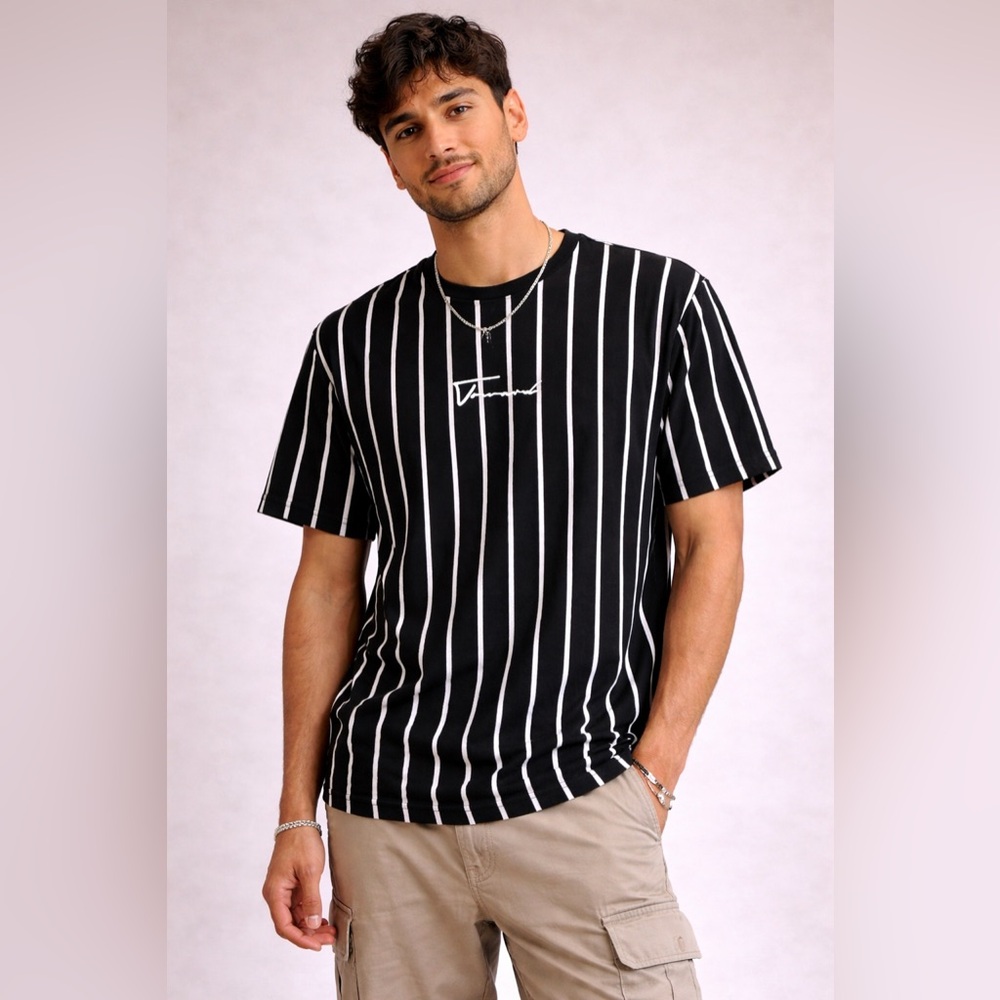 SHEIN Black & White Vertical Stripe Graphic Tee – Size M